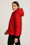 Kırmızı Su İtici Kapüşonlu Kapitone Astarlı Tesettür Mont