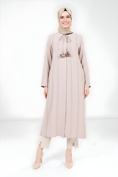 معطف طويل بيج بتفاصيل لؤلؤ