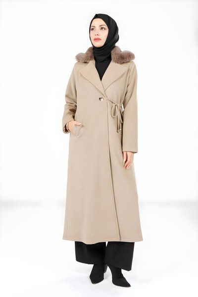 Bej Yakası Kürklü Yandan Bağlama Detaylı Tesettür Kaban