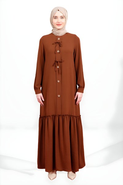 Kahverengi Çiçek Detaylı Fiyonklu Büzgülü Tesettür Elbise