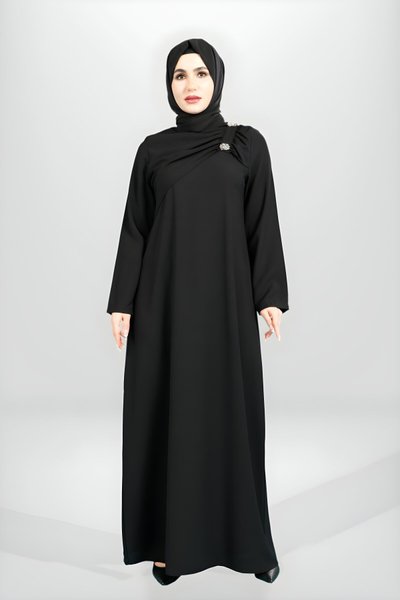 Siyah Fırfırlı Broş Detaylı Tesettür Abiye Elbise