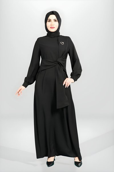 Siyah Önden Bağlama Detaylı Broşlu Tesettür Elbise