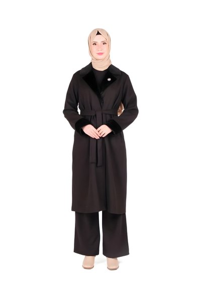 Siyah Yakası Broş Detaylı Kürklü Tesettür Kaban