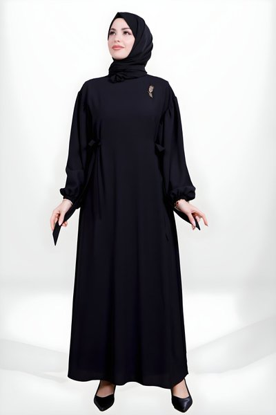Siyah Yandan Bağlamalı Lale Broşlu Tesettür Elbise