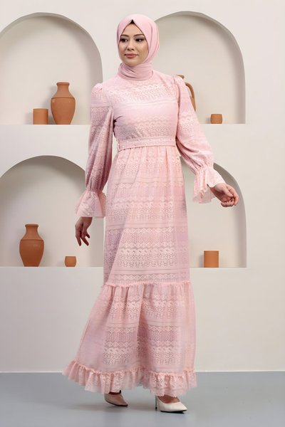 فستان سهرة محتشم لون بودرة دانتيل بتفاصيل لؤلؤ