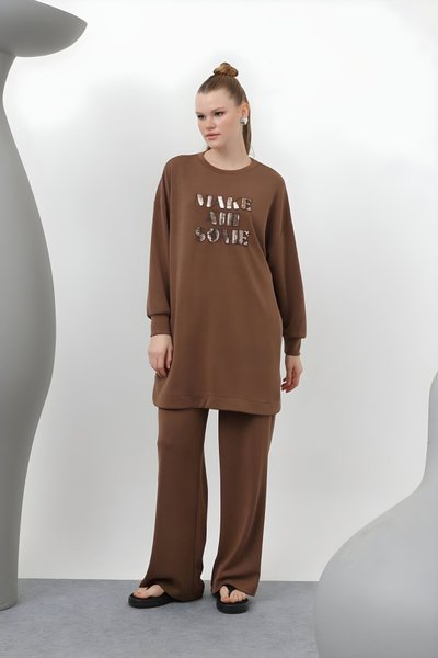 Kahverengi Modal Kumaş İkili Pul Yazı Detaylı Tesettür Takım