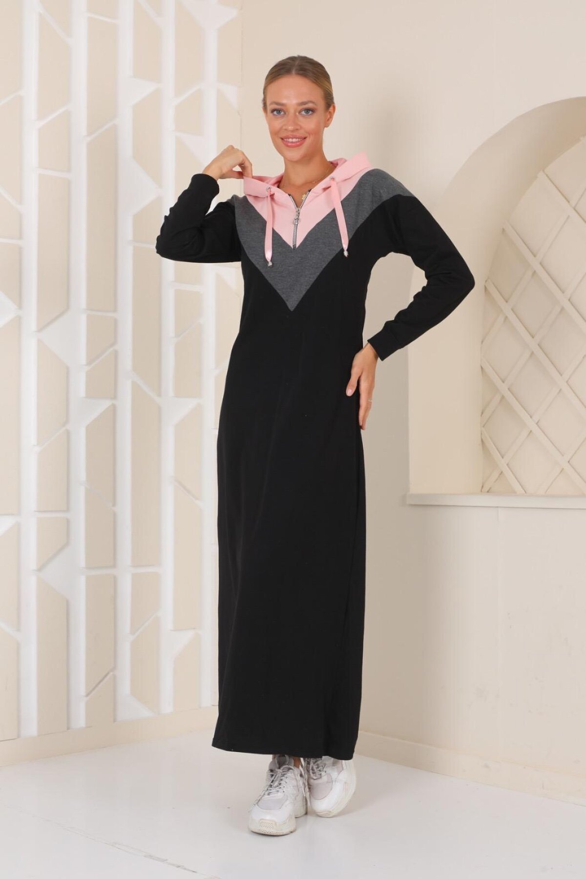 فستان محتشم طويل رياضي أسود بتفاصيل بلوكات بغطاء رأس - Westbound