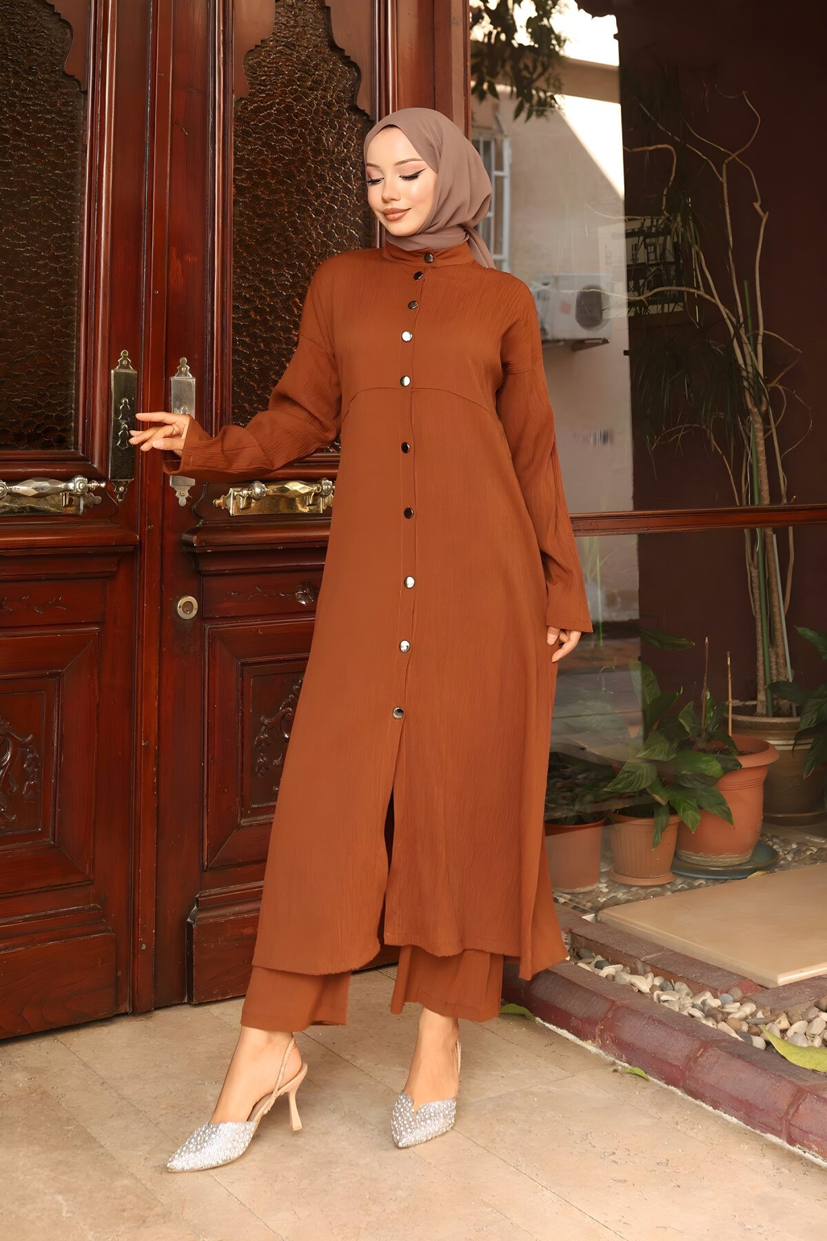 طقم محتشم طويل لون بني بتفاصيل ياقة مزدوجة - Misskayle