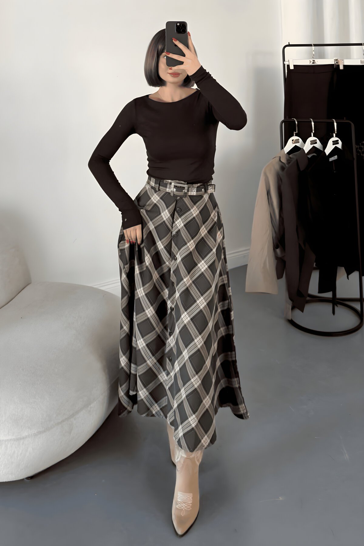 تنورة لون بني بنقشة مربعات بأزرار أمامية وحزام - MOZENA