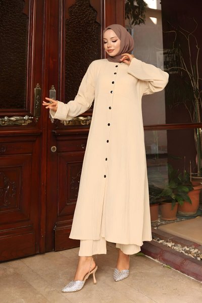 طقم طويل بيج بتفاصيل ياقة مزدوجة