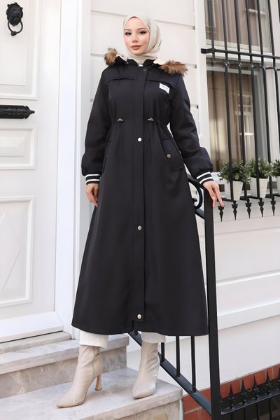 Siyah Kapüşonlu Arma Detaylı Mont