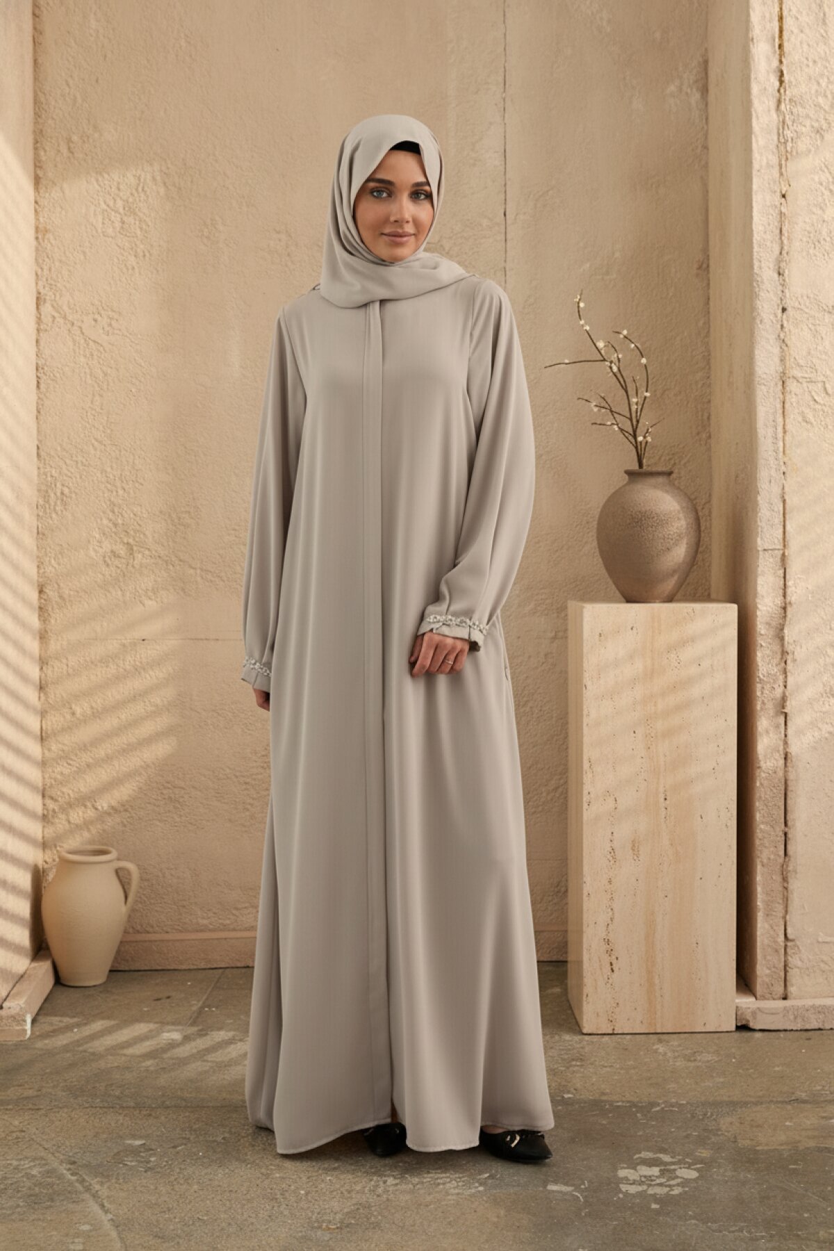 عباية بيج بتطريز يدوي بفصوص ألماس - Agra Prive