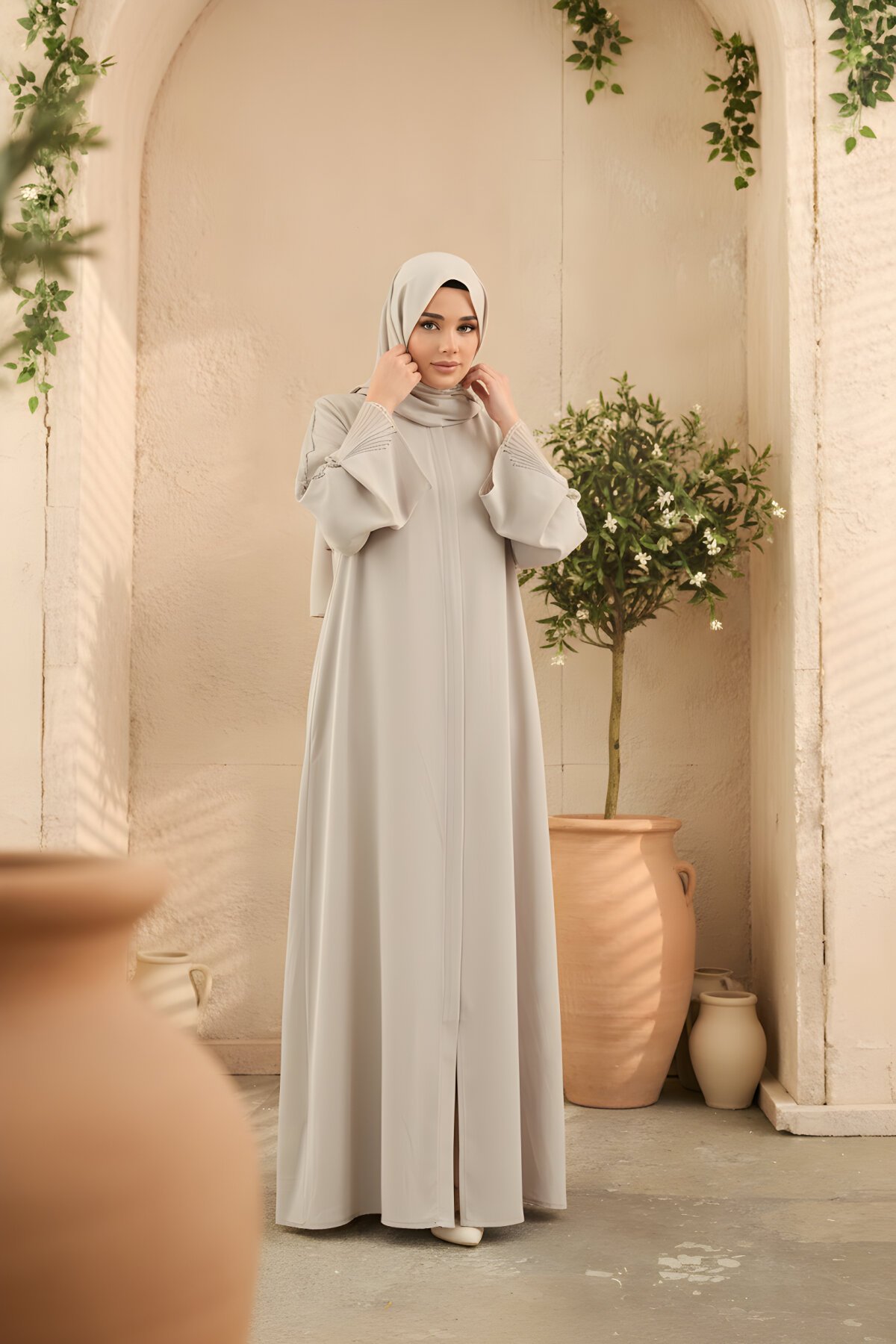 عباية بيج مطرزة بأحجار من مجموعة خاصة - Agra Prive