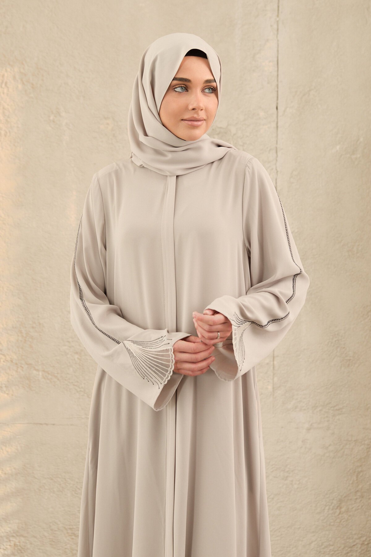 عباية بيج مطرزة بأحجار من مجموعة خاصة - Agra Prive
