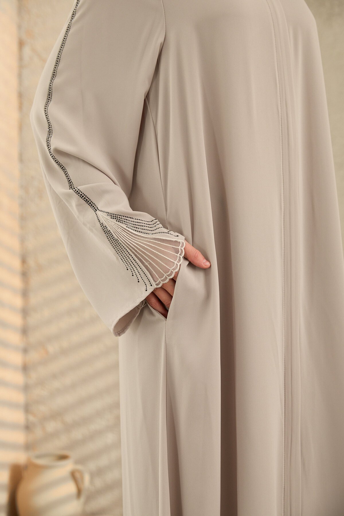 عباية بيج مطرزة بأحجار من مجموعة خاصة - Agra Prive