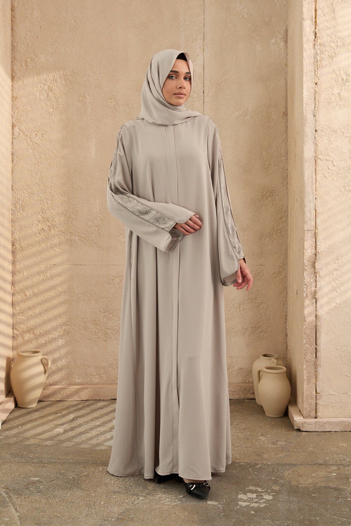 عباية بيج بتصميم خاص مرصعة بالأحجار - Agra Prive