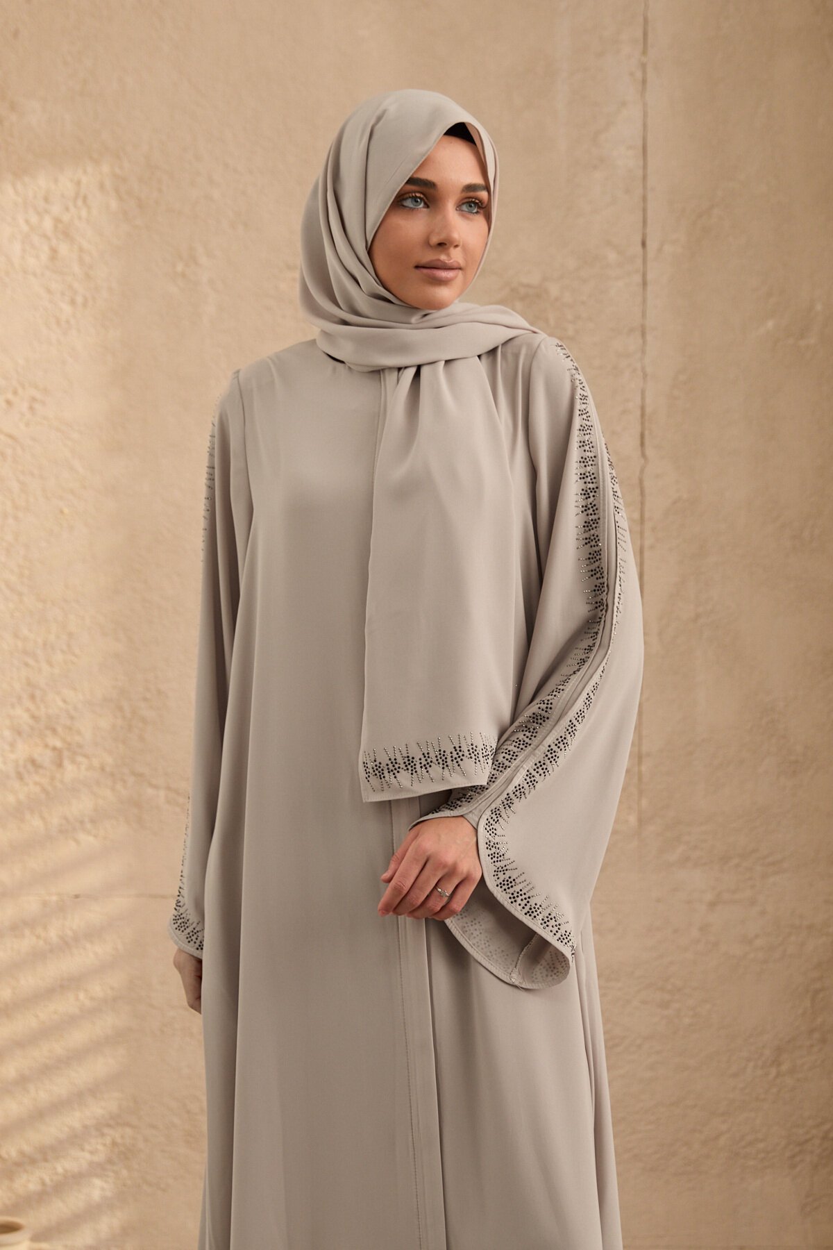 طقم فراشة بيج بتصميم خاص بشال - Agra Prive