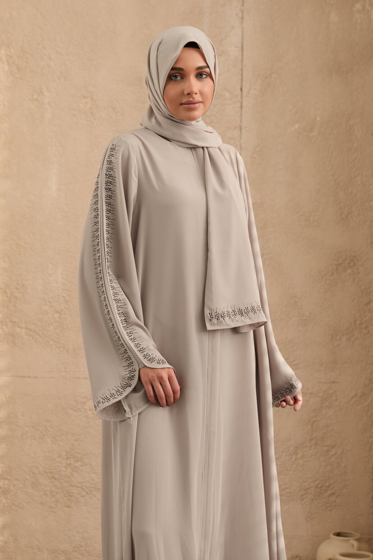 طقم فراشة بيج بتصميم خاص بشال - Agra Prive