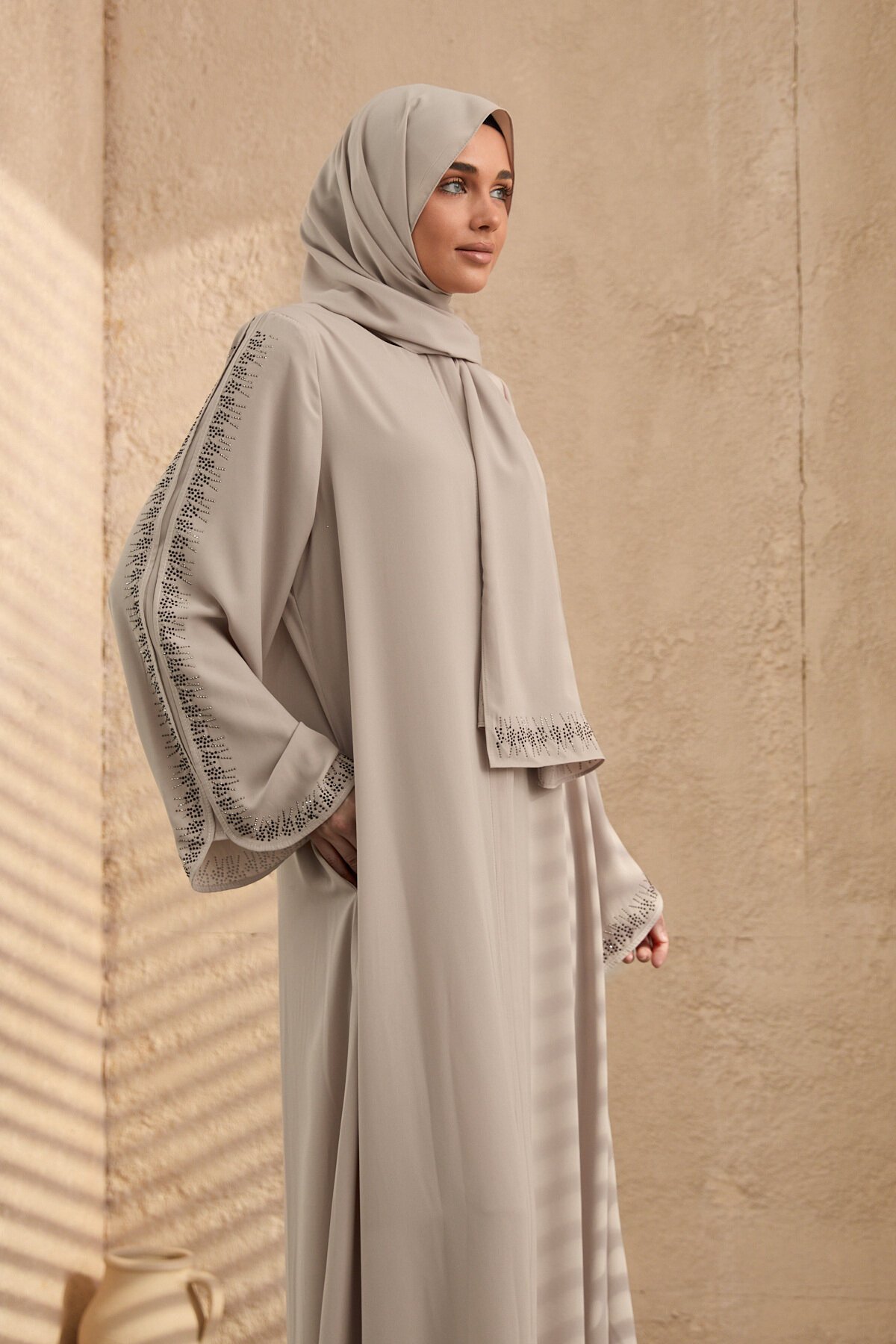 طقم فراشة بيج بتصميم خاص بشال - Agra Prive
