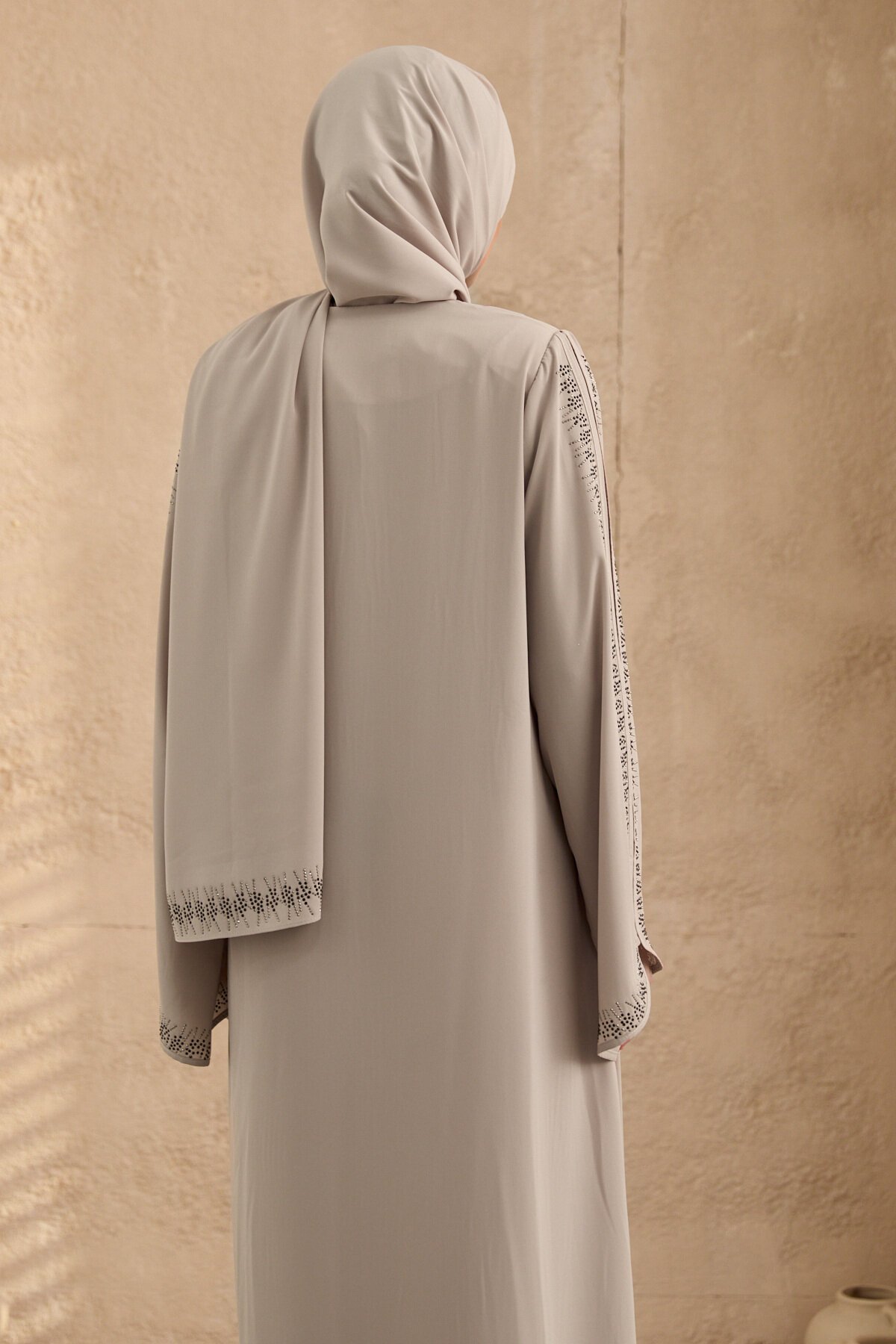 طقم فراشة بيج بتصميم خاص بشال - Agra Prive