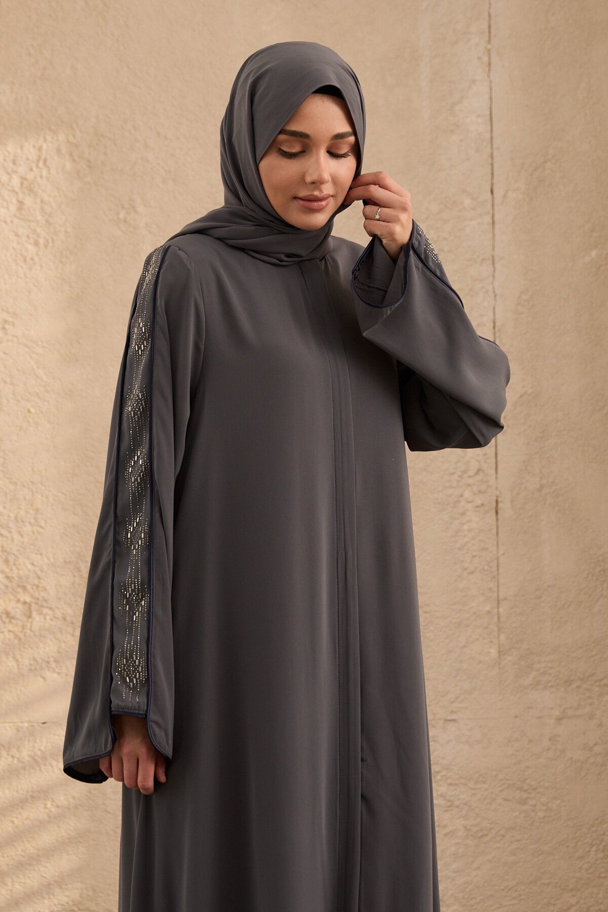 عباية رمادية مطرزة مرصعة بالأحجار - Agra Prive