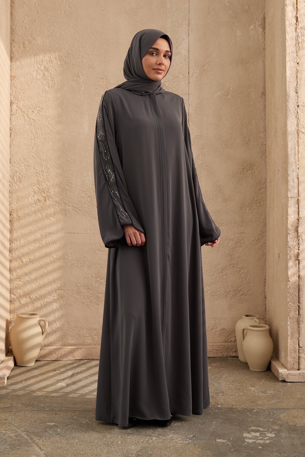 عباية رمادية مطرزة مرصعة بالأحجار - Agra Prive