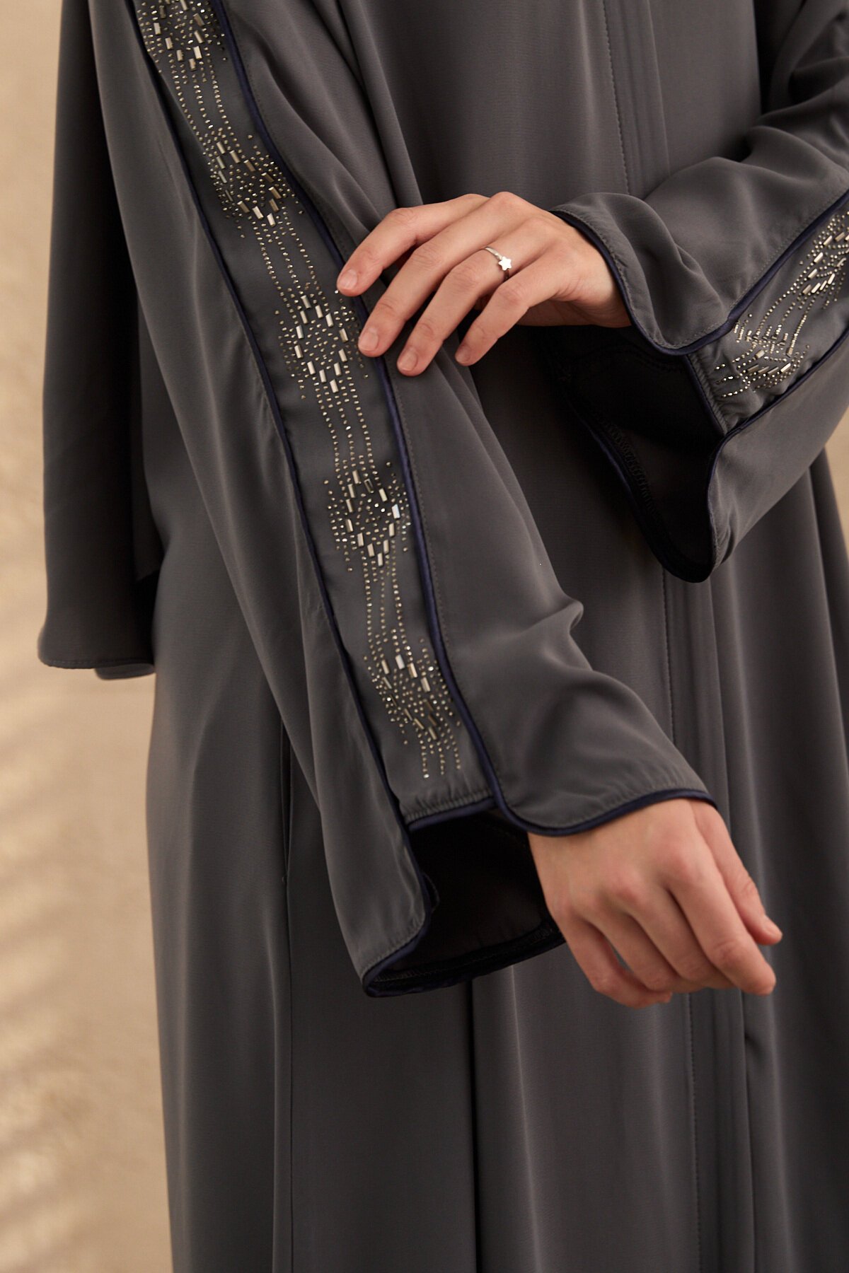 عباية رمادية مطرزة مرصعة بالأحجار - Agra Prive