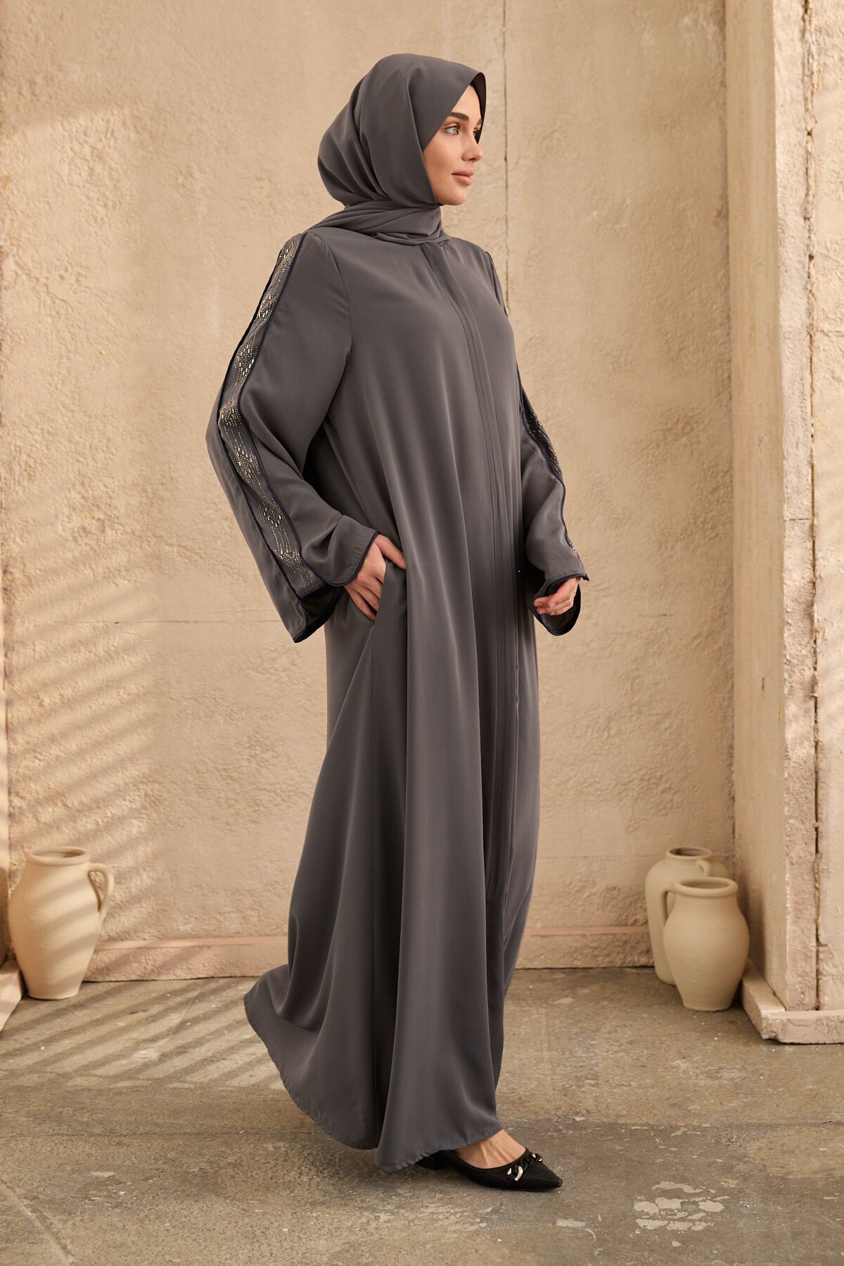 عباية رمادية مطرزة مرصعة بالأحجار - Agra Prive