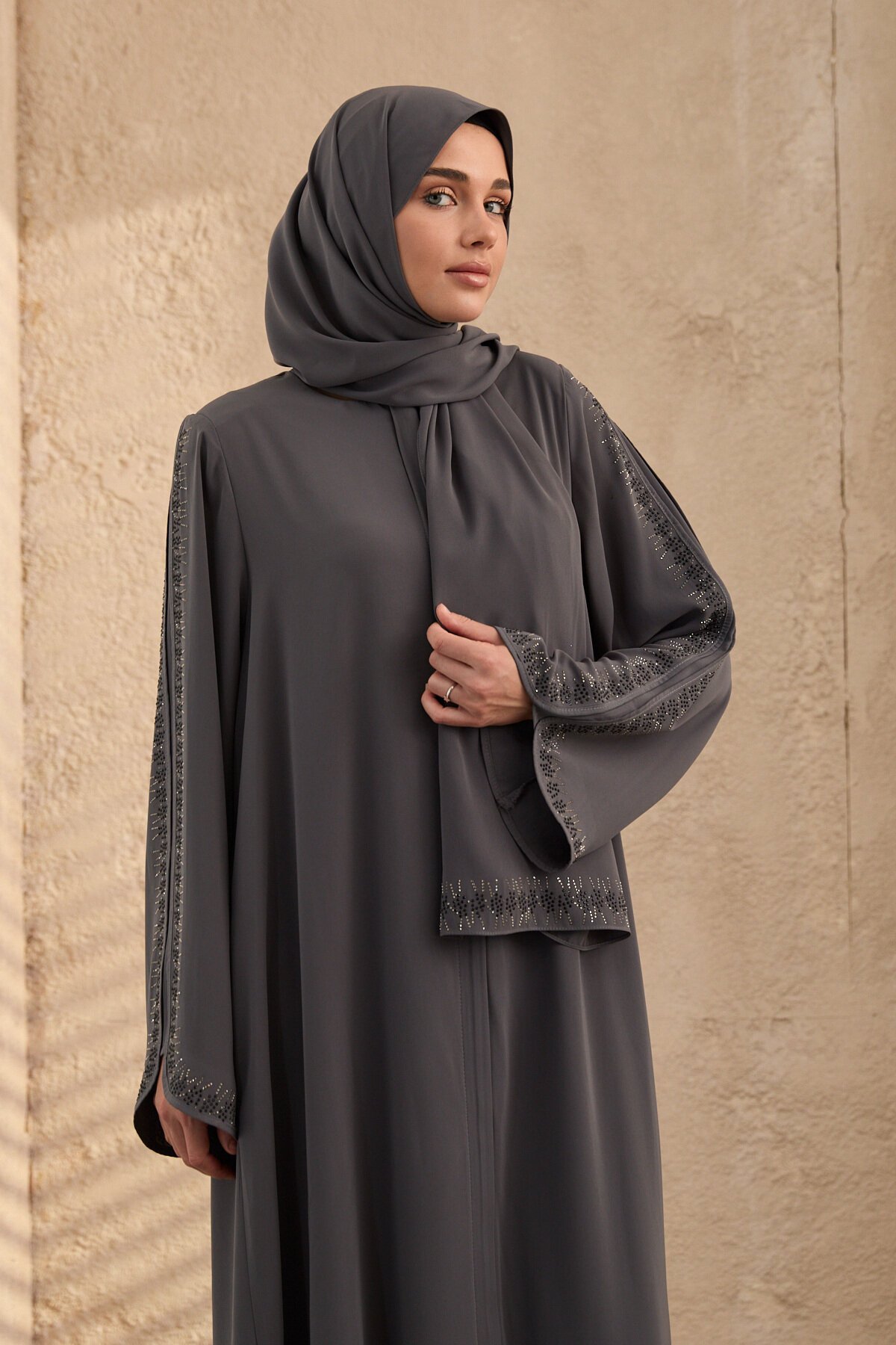 عباية رمادية طقم ستايل فيراجه تصميم خاص مع شال - Agra Prive
