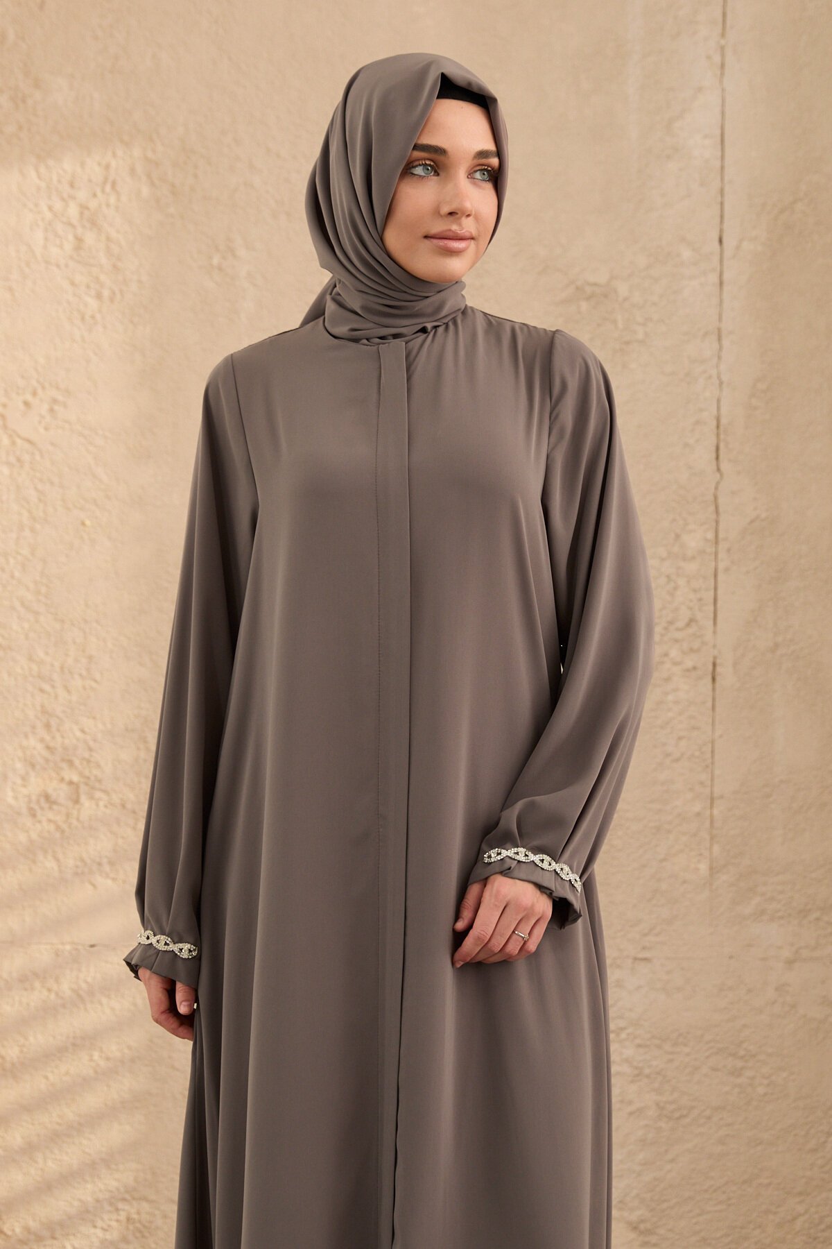 عباية بنية بتطريز يدوي بنمط الألماس - Agra Prive