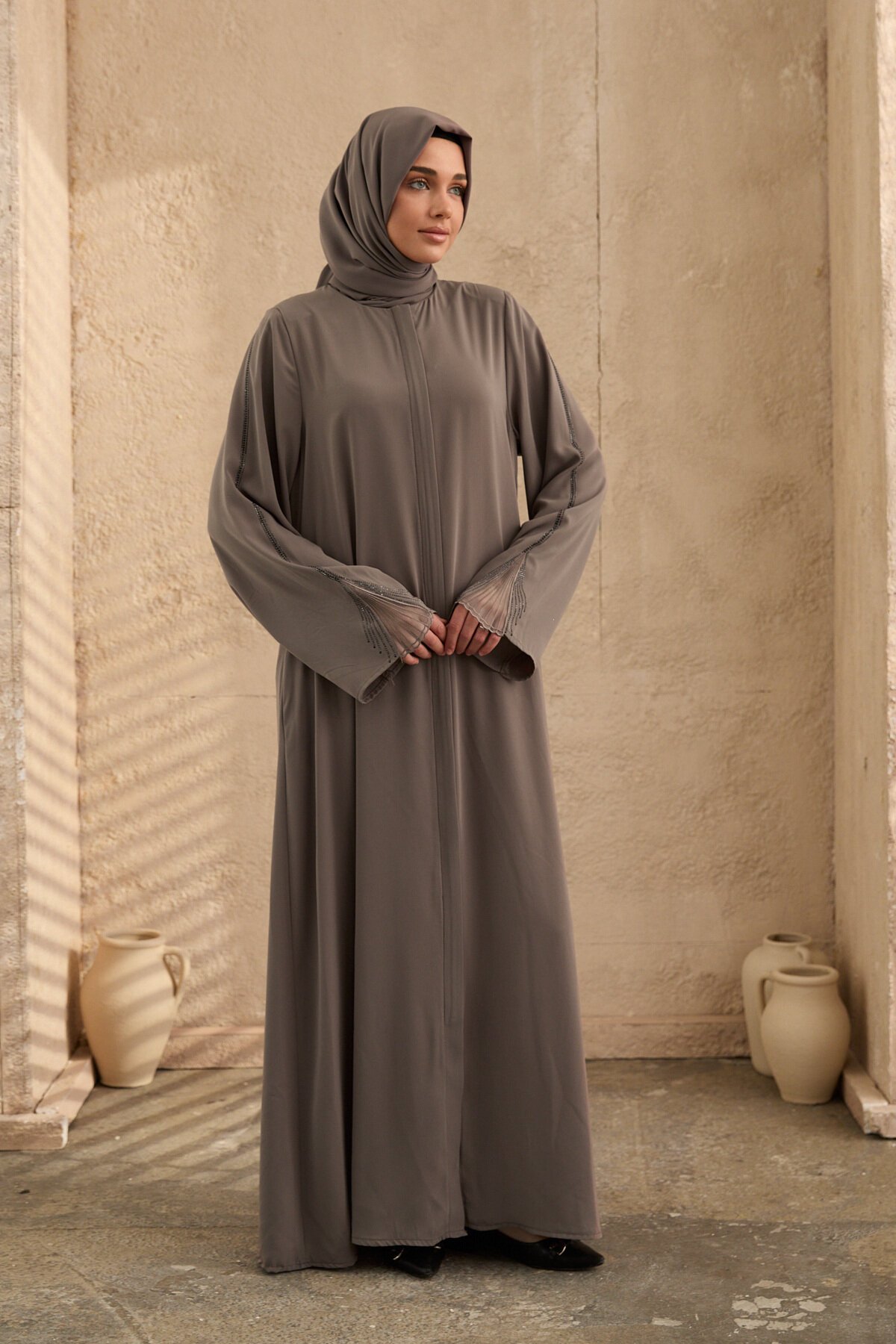عباية بنية مطرزة بأحجار - Agra Prive