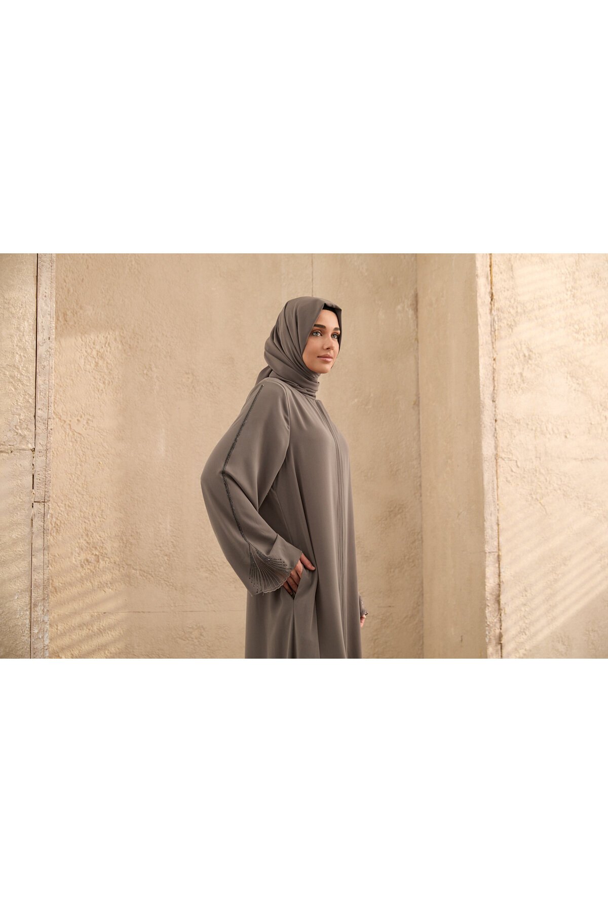 عباية بنية مطرزة بأحجار - Agra Prive