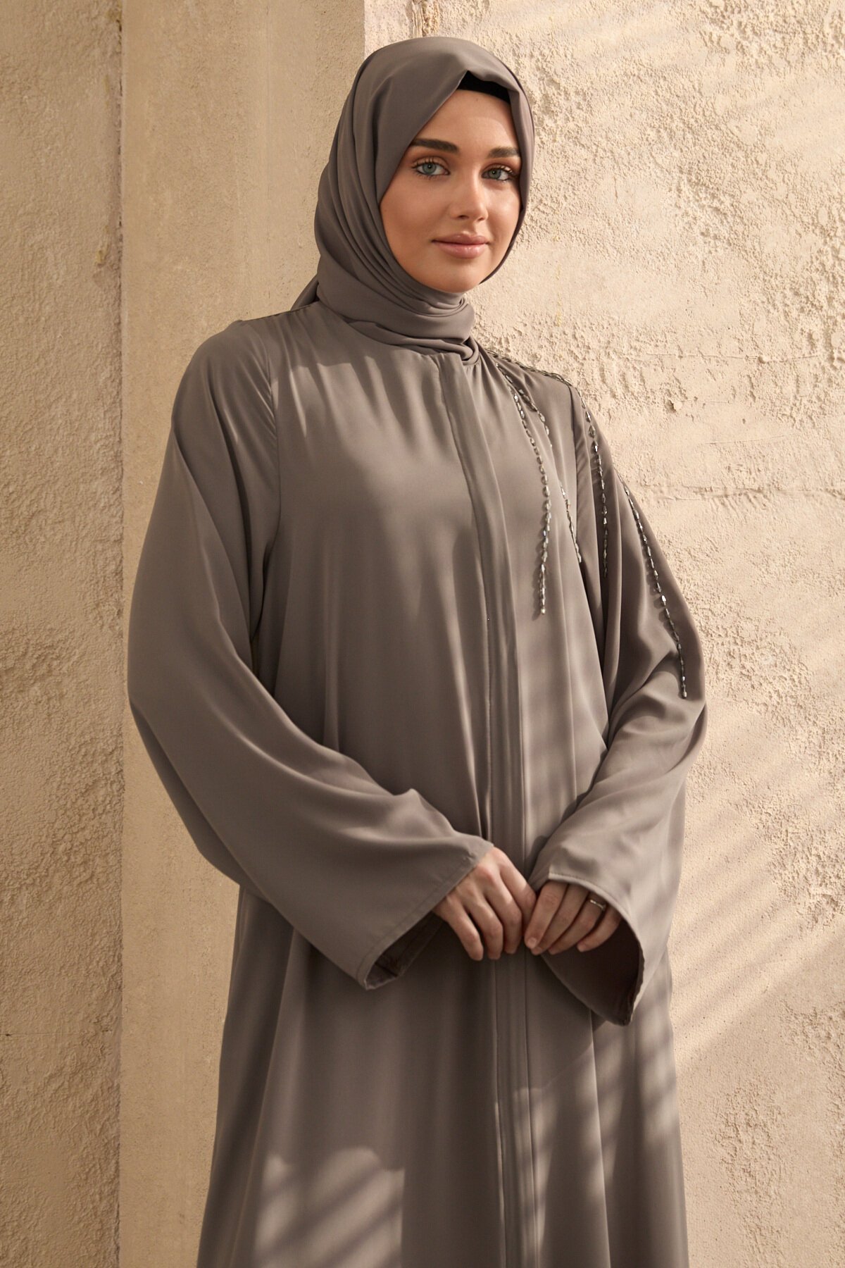 عباية بنية بتطريز يدوي على الكتف - Agra Prive