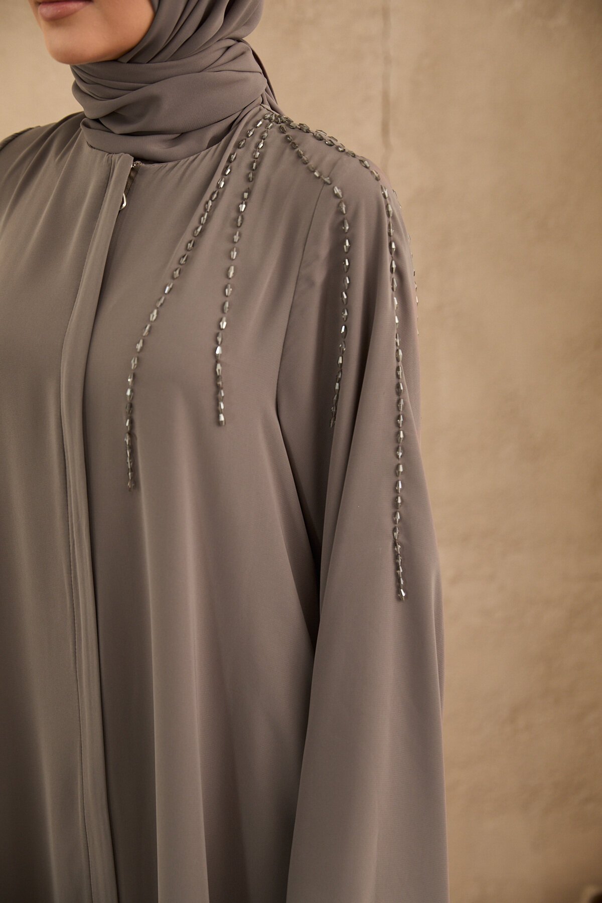 عباية بنية بتطريز يدوي على الكتف - Agra Prive