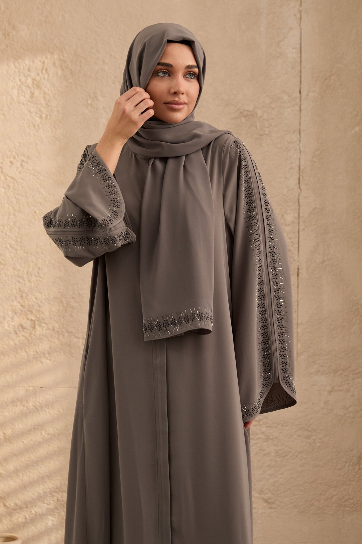 طقم عباية بني شال بتصميم خاص - Agra Prive