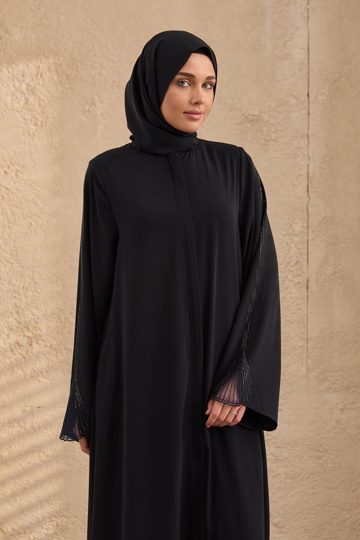 عباية كحلية مطرزة مرصعة بالأحجار - Agra Prive