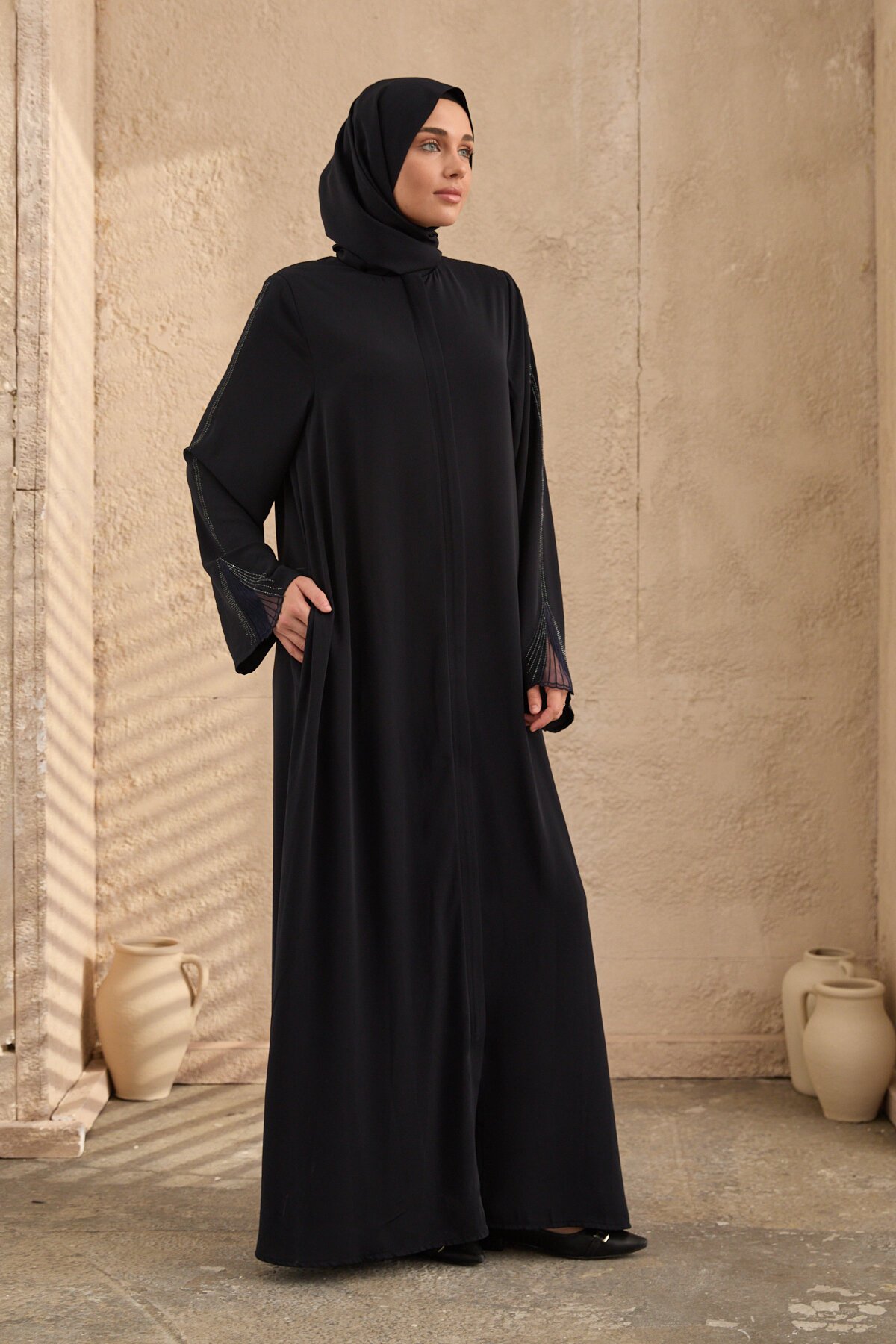 عباية كحلية مطرزة مرصعة بالأحجار - Agra Prive
