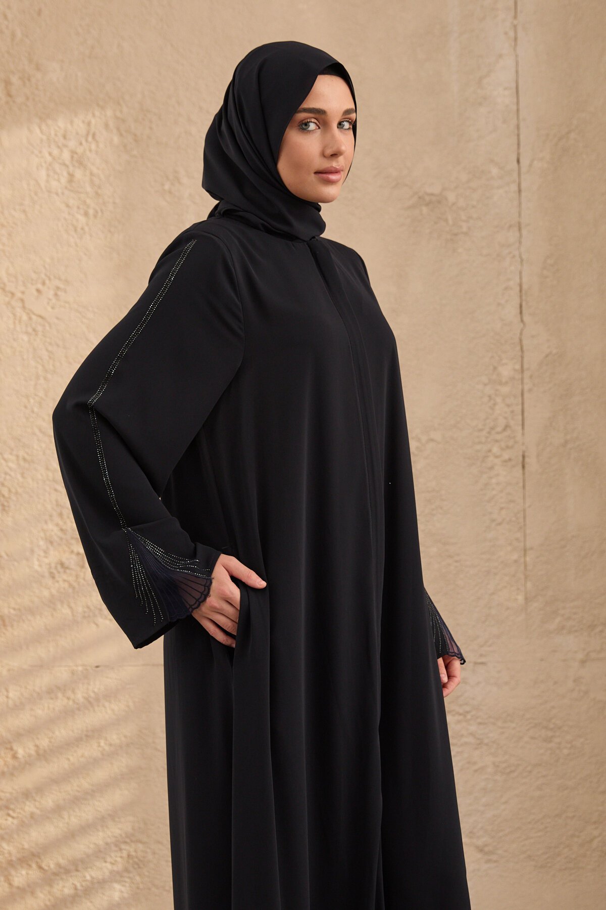 عباية كحلية مطرزة مرصعة بالأحجار - Agra Prive