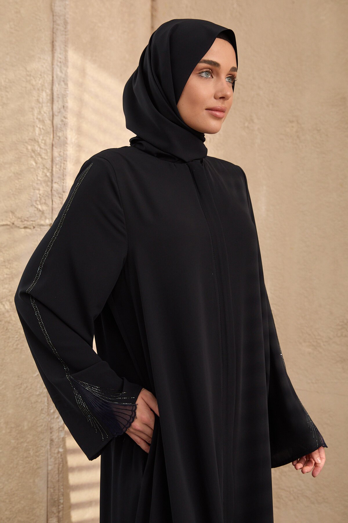 عباية كحلية مطرزة مرصعة بالأحجار - Agra Prive