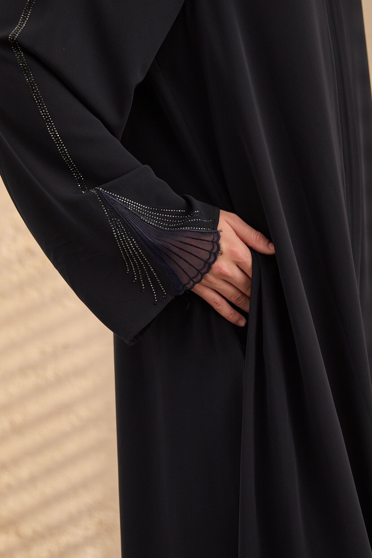 عباية كحلية مطرزة مرصعة بالأحجار - Agra Prive