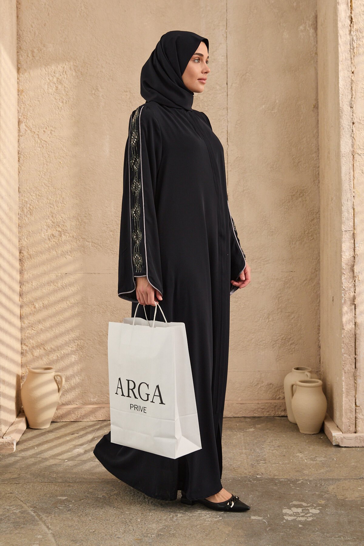 عباية كحلية مرصعة بالأحجار بتصميم خاص - Agra Prive