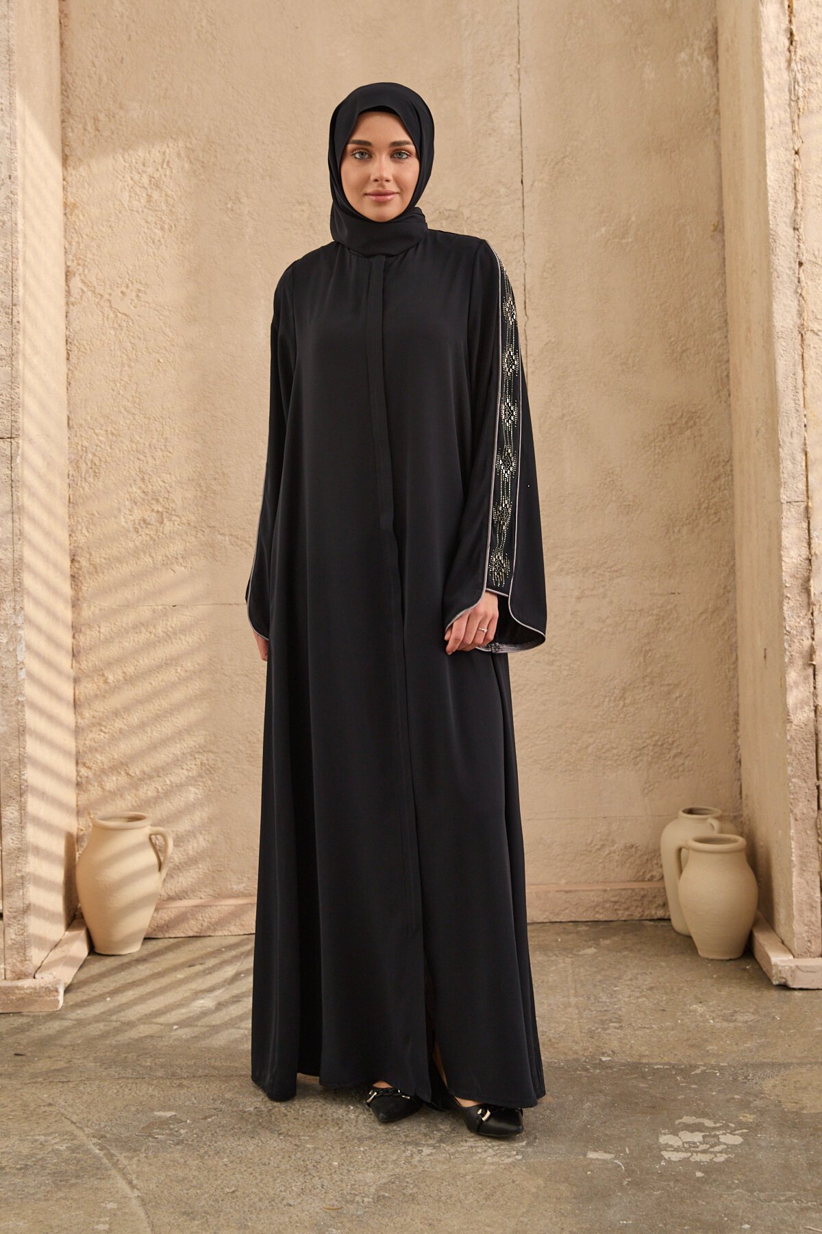 عباية كحلية مر صعة بالأحجار بتصميم خاص - Agra Prive