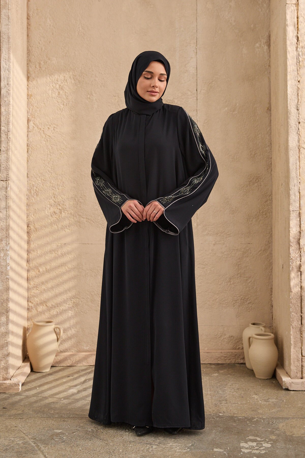 عباية كحلية مرصعة بالأحجار بتصميم خاص - Agra Prive