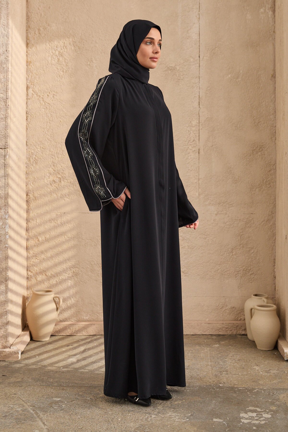 عباية كحلية مرصعة بالأحجار بتصميم خا ص - Agra Prive