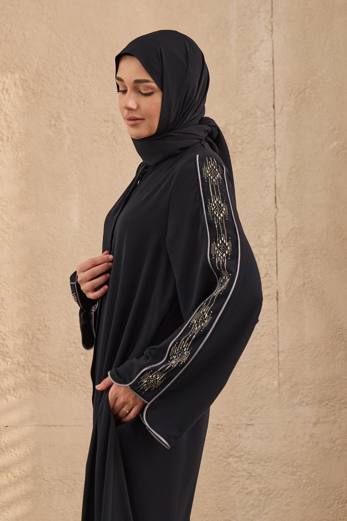 عباية كحلية مرصعة بالأحجار بتصميم خاص - Agra Prive