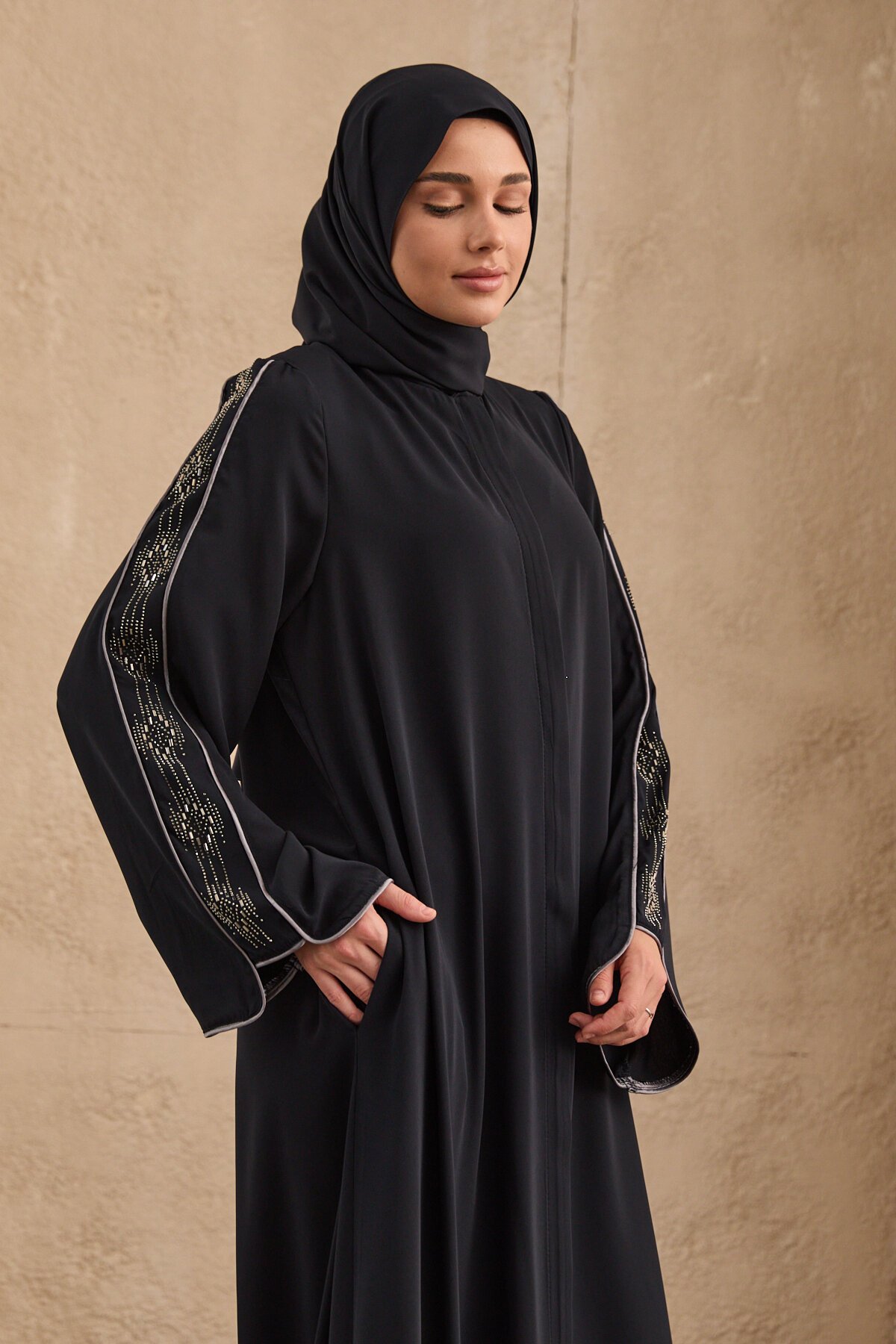 عباية كحلية مرصعة بالأحجار بتصميم خاص - Agra Prive