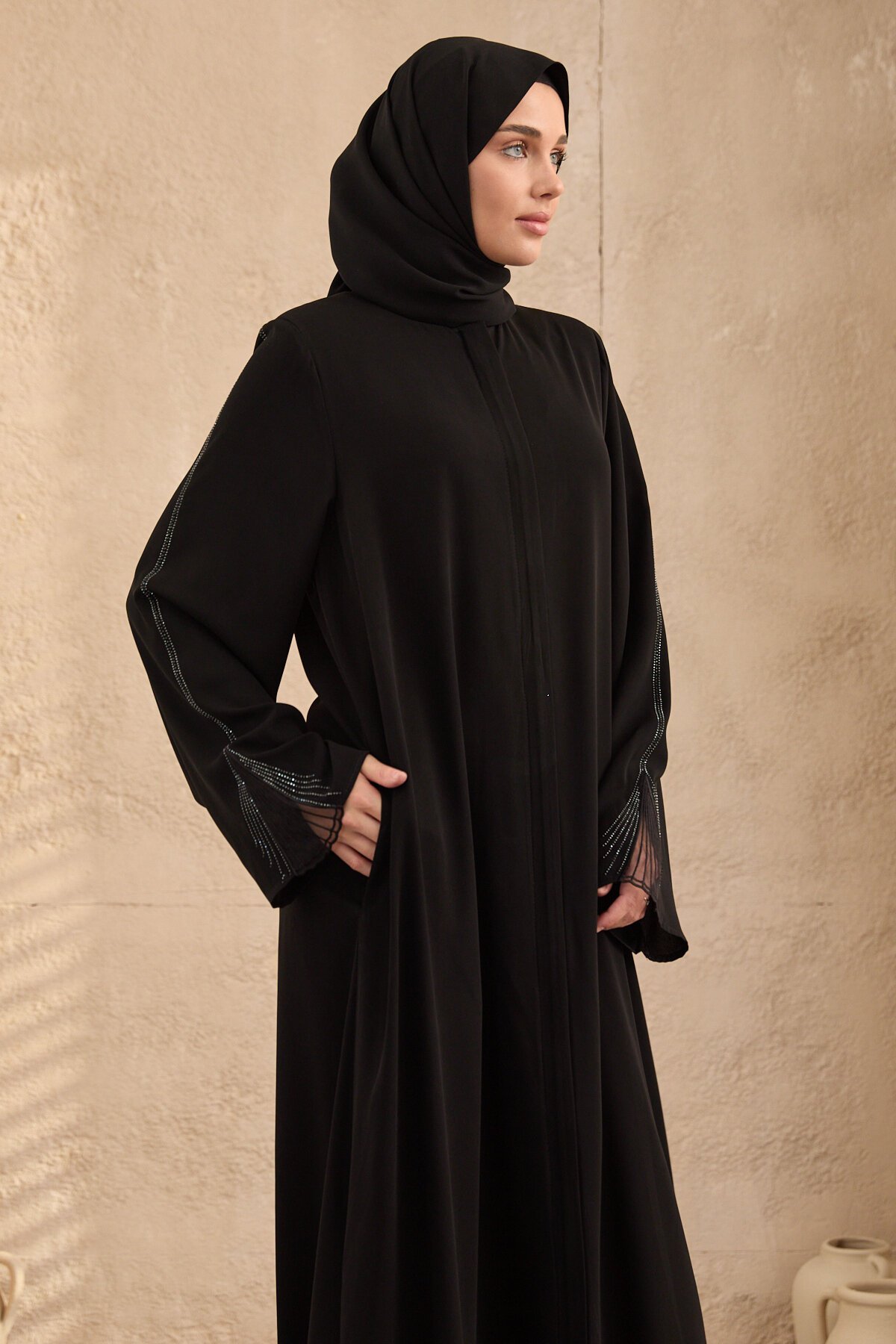 عباية سوداء مطرزة بالأحجار - Agra Prive