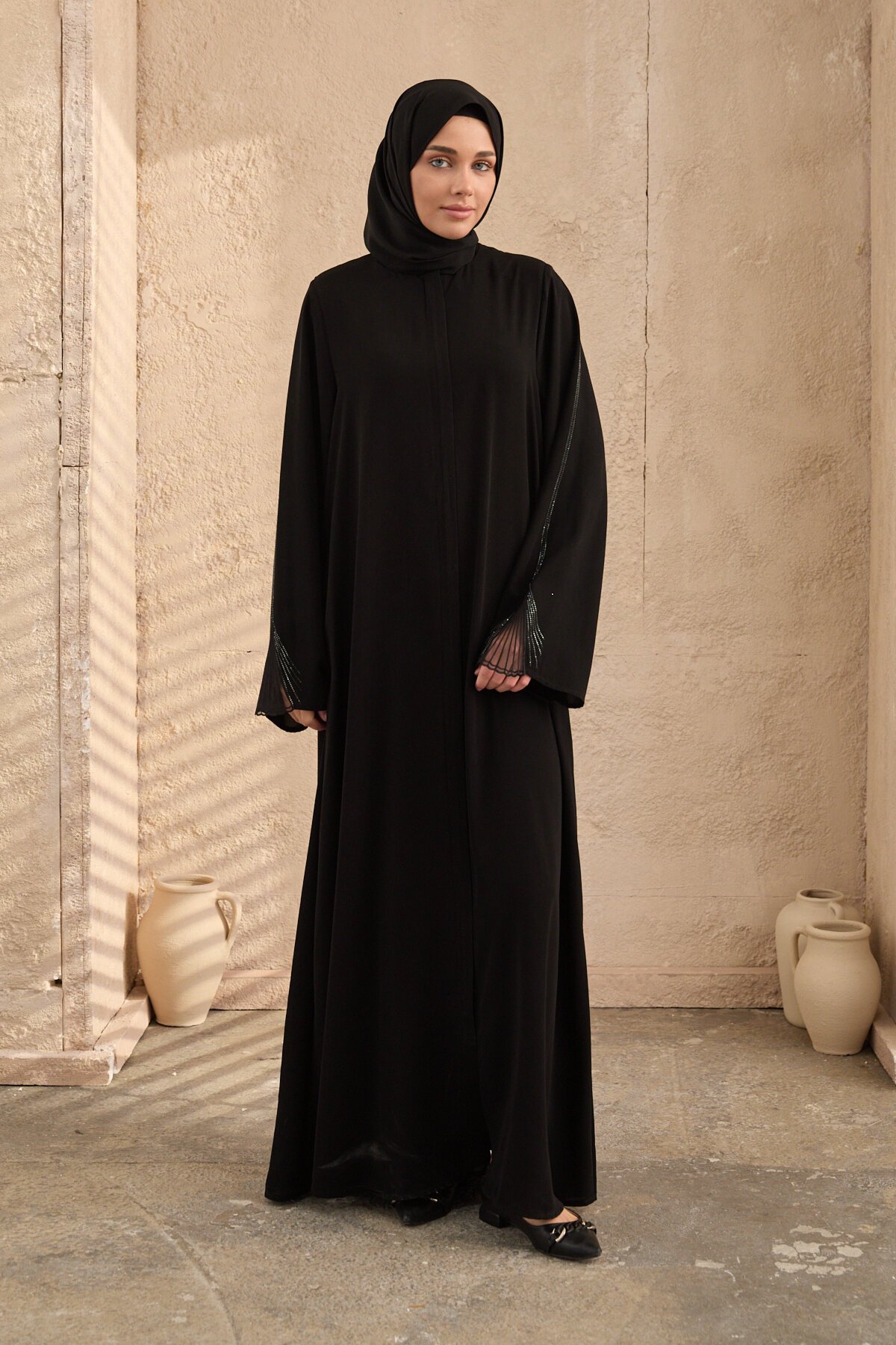 عباية سوداء مطرزة بالأحجار - Agra Prive