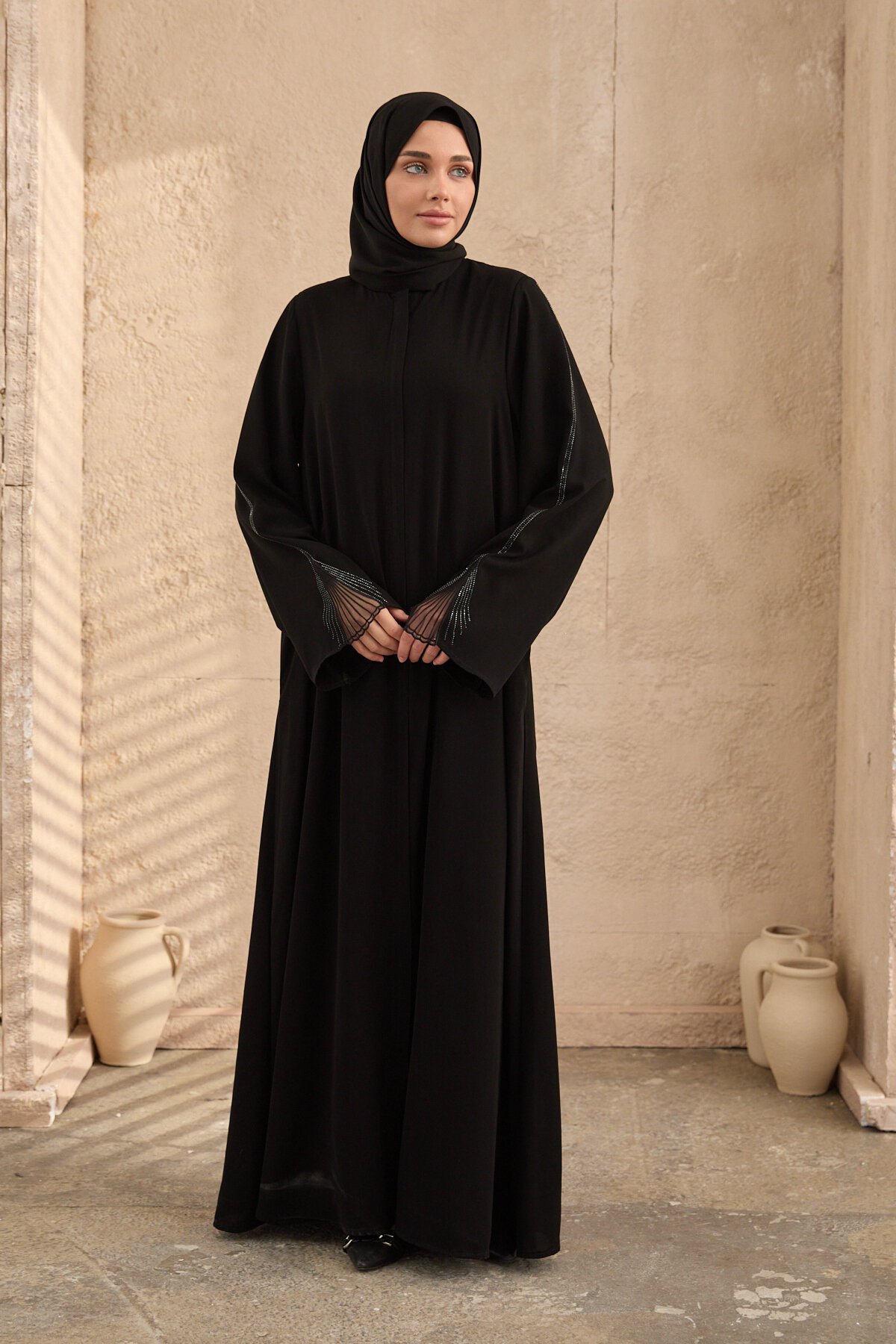 عباية سوداء مطرزة بالأحجار - Agra Prive