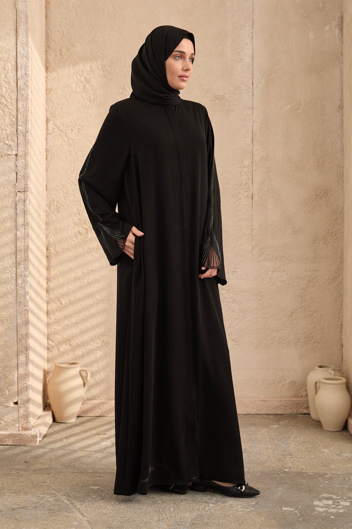 عباية سوداء مطرزة بالأحجار - Agra Prive